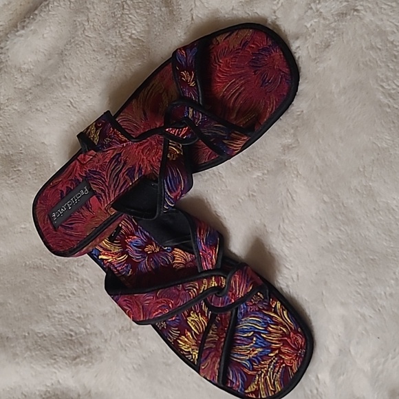 3/$15🚨WAS $45 PACIFIC LIVING Slides size 11 - Picture 3 of 10